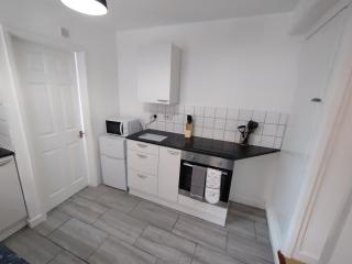 Garden Apartment & Parking, near Town train and Bus - 8