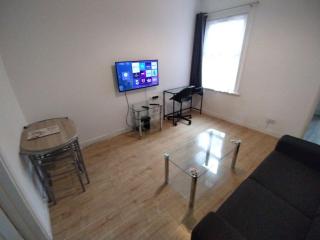 Garden Apartment & Parking, near Town train and Bus - 4