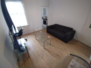 Garden Apartment & Parking, near Town train and Bus - 2