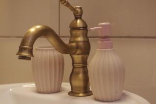 Cosy & Calm Central Getaway Modern Guest Suite by Midrachov 1 Queen Bed - 1