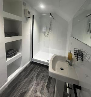 Perth City Centre Apartment - Short & Long Stays Welcome - 2x Smart TVs - Sky TV - Fast WiFi - Fully Equipped - Located Next to All Amenities - 2