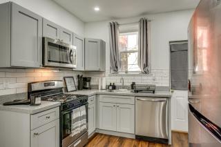 3-Story Rowhouse with Patio! 5 Mi to Center City - 9