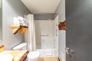 Tranquil & Woodsy 2/2 Retreat – Jacuzzi, W/D, BBQ! - 0