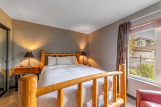 Tranquil & Woodsy 2/2 Retreat – Jacuzzi, W/D, BBQ! - 1