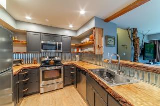 Tranquil & Woodsy 2/2 Retreat – Jacuzzi, W/D, BBQ! - 2