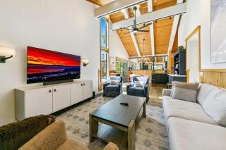 Stylish 4-Bedroom Lakeside Home with Decks - 9