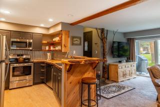 Tranquil & Woodsy 2/2 Retreat – Jacuzzi, W/D, BBQ! - 3