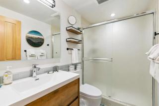 Stylish 4-Bedroom Lakeside Home with Decks - 4