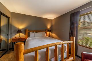 Tranquil & Woodsy 2/2 Retreat – Jacuzzi, W/D, BBQ! - 4