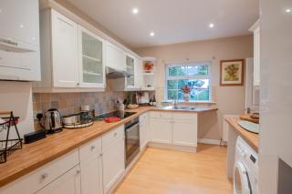 Hazel House - Cosy 2 bedroom house with parking near to Oxford - 3