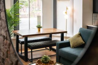 Cozy 2 Beds Apt, Sleeps 8 with FREE parking - 8