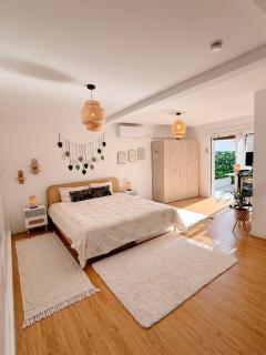 The Luzia House - 4BR Villa - AC, large kitchen, living room, free parking, gardens, terraces, sun exposure all day - Coliving - 8
