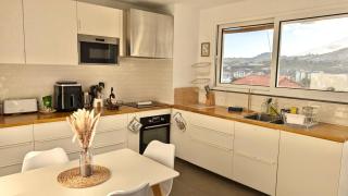 The Luzia House - 4BR Villa - AC, large kitchen, living room, free parking, gardens, terraces, sun exposure all day - Coliving - 4