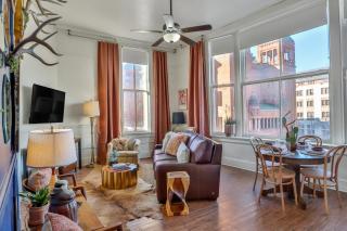 Historic Courthouse View- Chic Suite on Riverwalk - 0