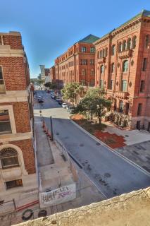 Historic Courthouse View- Chic Suite on Riverwalk - 2