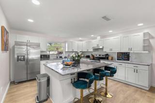 Luxury Getaway - Sleeps 12 Pool HTD Beach Closeby - 4