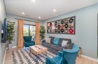 Hyve - Neon Lights - Pool & Gym - Walk to Broadway - 8