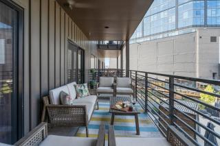 Hyve - Neon Lights - Pool & Gym - Walk to Broadway - 4