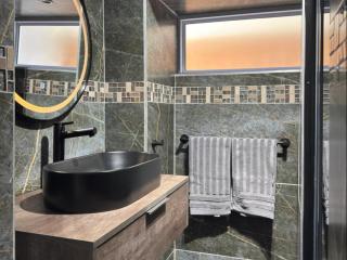 Urban Oasis Penthouse-Jacuzzi! - 8