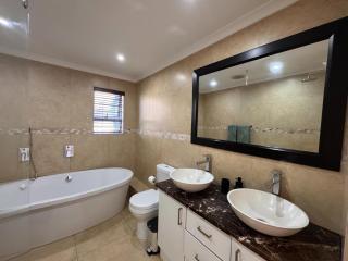 Urban Oasis Penthouse-Jacuzzi! - 3