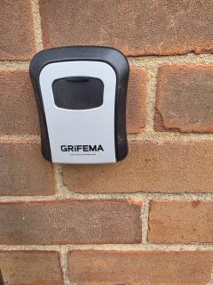 Charming 2 Bed Modern Guest House with Free Parking up to 3 cars - 8