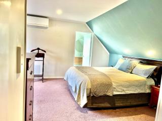 Stylish Family Retreat - 8