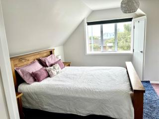 Stylish Family Retreat - 7