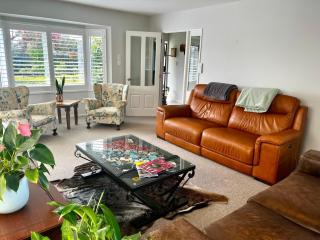 Stylish Family Retreat - 5