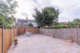 Ground Floor Garden Flat in Westcliff-on-Sea Sleeps 4 - 6