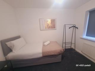 Ayrey Ave 4 Bed Apart - 1