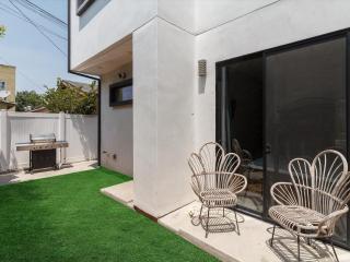 Luxury Modern 4 Bed 4 Bath Home with Rooftop Deck #6 - 9