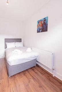 Ground Floor Garden Flat in Westcliff-on-Sea Sleeps 4 - 7