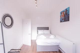 Ground Floor Garden Flat in Westcliff-on-Sea Sleeps 4 - 8