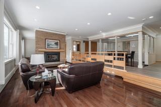 3 Bed 2 Bath Retro-Chic Comfort on the Crescent - 8