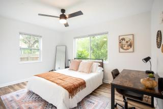 Dog Friendly - 8min to Downtown - FAST Wifi - 8