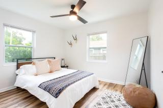 Dog Friendly - 8min to Downtown - FAST Wifi - 4