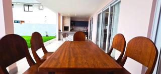 Casa com Piscina e Vista Parcial para o Mar - 1