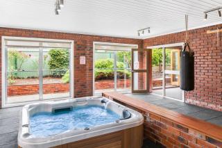 Edgewater Beachfront with Spa and Woodfire Oven - 9