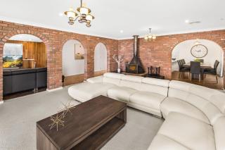 Edgewater Beachfront with Spa and Woodfire Oven - 4