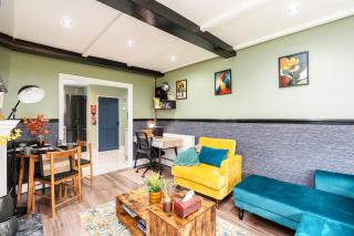 The Cozy Corner near NEC Birmingham Airport Entire Apartment Work Desk - 9