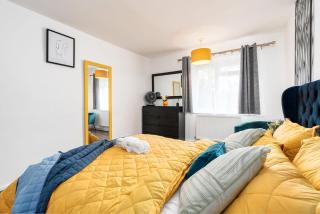 The Cozy Corner near NEC Birmingham Airport Entire Apartment Work Desk - 2