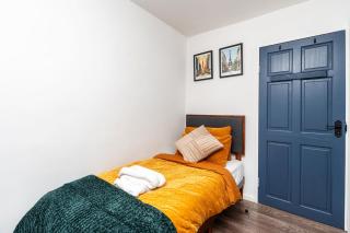 The Cozy Corner near NEC Birmingham Airport Entire Apartment Work Desk - 6