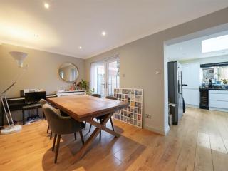 3 Bedrooms Big Kitchen Front & Back Garden House - 0