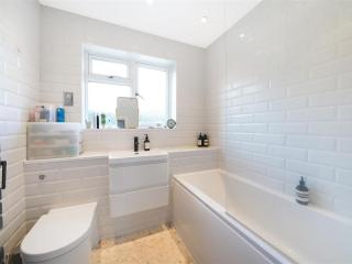 3 Bedrooms Big Kitchen Front & Back Garden House - 8