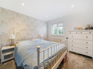 3 Bedrooms Big Kitchen Front & Back Garden House - 6