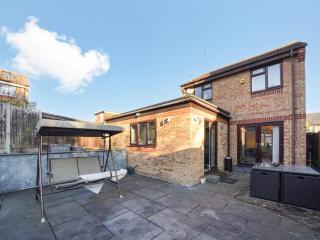 3 Bedrooms Big Kitchen Front & Back Garden House - 1