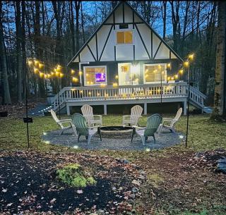Cozy Chalet in Arrowhead Lake, PA - Hot tub and Fire Pit - Arrowhead Lake - 4