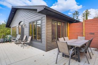 Lake Arbutus Cabin Private Deck and Hot Tub! - 5