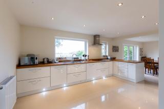 Grand 5BR Home in Market Harborough with Parking - 4