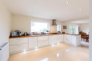 Grand 5BR Home in Market Harborough with Parking - 3